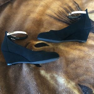 Cute wedges classy gold ankle accent